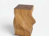 une image représentant une table en bois ornée d'un motif de vagues