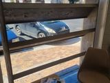 deux chaises et une table devant une fenêtre