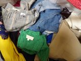un tas de vêtements qui traîne dans une valise