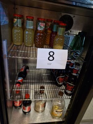 un réfrigérateur rempli de bouteilles et de boissons