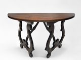 une table avec un plateau en bois et des pieds en métal