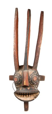 un masque en bois orné de deux cornes