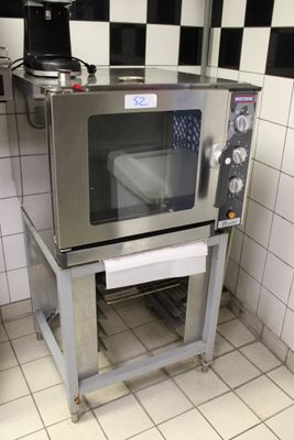 une image d'un four commercial dans une cuisine commerciale