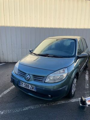 une petite voiture garée dans un parking