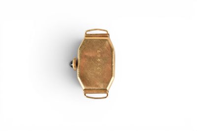 an image of a gold ring with a rectangular design on it
