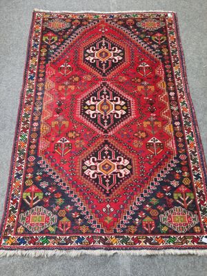 un tapis rouge et bleu sur un sol gris