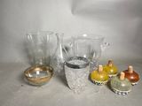 de nombreux objets en verre posés sur une table