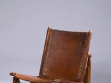 une paire de fauteuils en cuir marron sur fond blanc