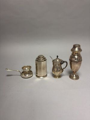 trois objets en métal argenté, à savoir une cafetière, une cuillère et un sucrier