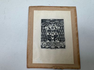 un vieux livre sur lequel figure le dessin d'un blason