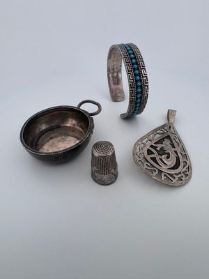 Lot en argent et argent étranger comprenant : - un pendentif…