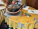 une table sur laquelle est posé un bol de nourriture