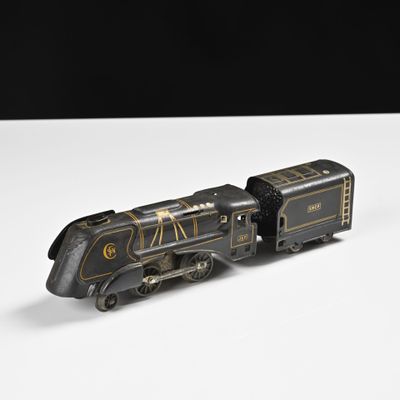 un petit train posé sur une surface blanche