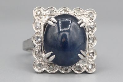une image d'une bague sertie d'un saphir étoilé bleu