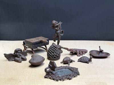 un grand nombre de petites figurines qui se trouvent sur une table