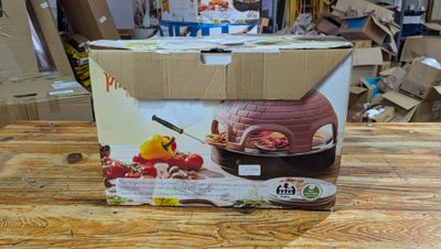 une boîte posée sur une table dans une pièce