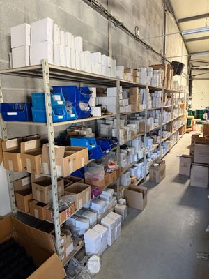de nombreux cartons et boîtes sur les étagères de l'entrepôt