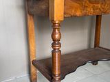 un petit bureau en bois surmonté d'un miroir
