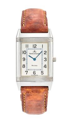 gros plan d'une montre sur fond blanc avec un bracelet marron