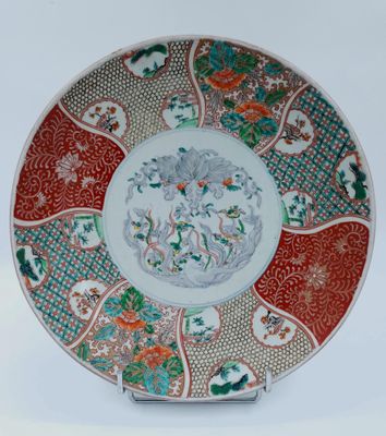 JAPON. Plat circulaire en porcelaine à décor polychrome d'un…