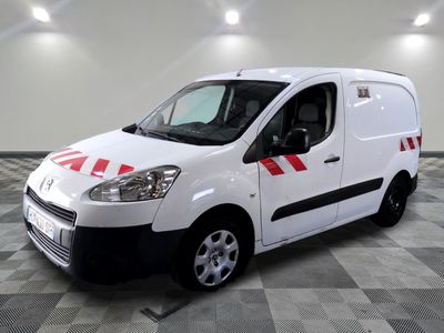 la photo d'une camionnette blanche garée dans une pièce