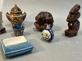 beaucoup de petits vases et un livre sur la table