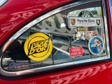 un gros plan d'une voiture rouge recouverte d'autocollants