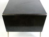 une image représentant une table noire avec un piètement et des pieds en métal