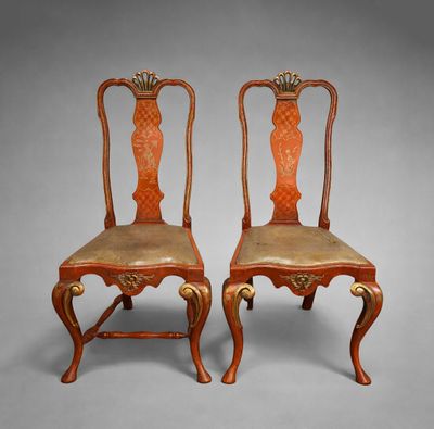 paire de chaises anciennes en bois sculpté, avec des assises rembourrées de cuir