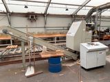 une machine qui découpe du bois dans un entrepôt