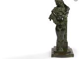 l'image d'une statue représentant une femme tenant un bébé dans ses bras
