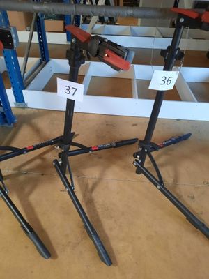 trois trépieds posés sur une table