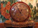 une horloge posée sur une table
