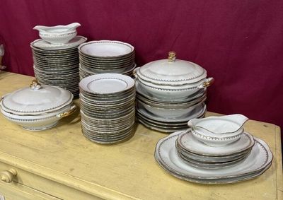beaucoup d'assiettes et de bols sur une table