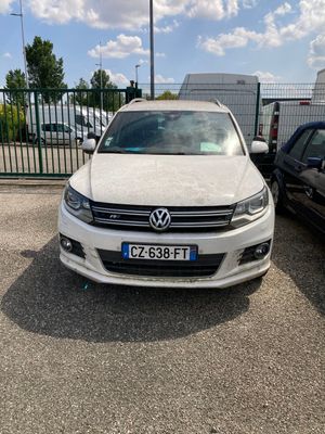 La Volkswagen Jetta blanche est garée sur un parking, à côté d'autres voitures