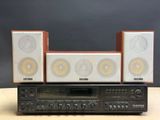 un gros plan d'une chaîne hi-fi avec des enceintes posées dessus