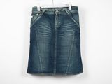 une jupe en jean pour femme suspendue à un cintre