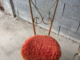 une chaise dont l'assise est rouge