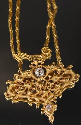 Gros plan sur un collier en or orné d'une croix