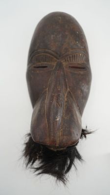 Guinée forestière : masque rituel en bois sculpté patiné , a…