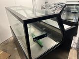 une vitrine en verre contenant une petite voiture