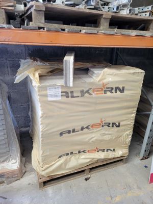une pile de cartons posée sur une palette dans un entrepôt