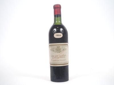 une bouteille de vin posée sur une table