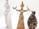 trois vases posés l'un à côté de l'autre sur une surface blanche