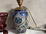 une table sur laquelle se trouvent une lampe et un vase