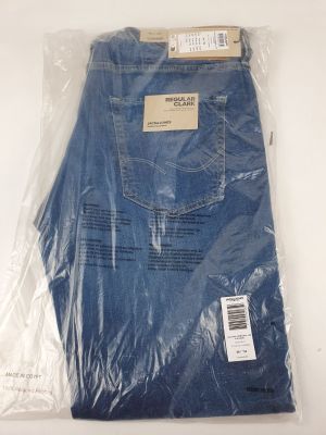 un gros plan sur un jean bleu emballé dans du plastique