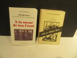 deux livres posés l'un à côté de l'autre sur une table
