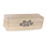 gros plan d'une boîte en bois portant un logo