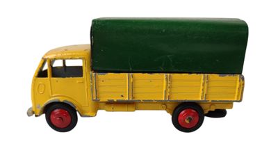 camionnette jouet jaune et verte sur fond blanc, avec des roues rouges