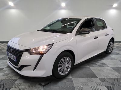 la voiture blanche est garée sur un sol en damier dans le garage
